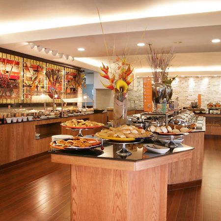 Barcelo Guadalajara Hotel Restaurant foto The buffet at the restaurant