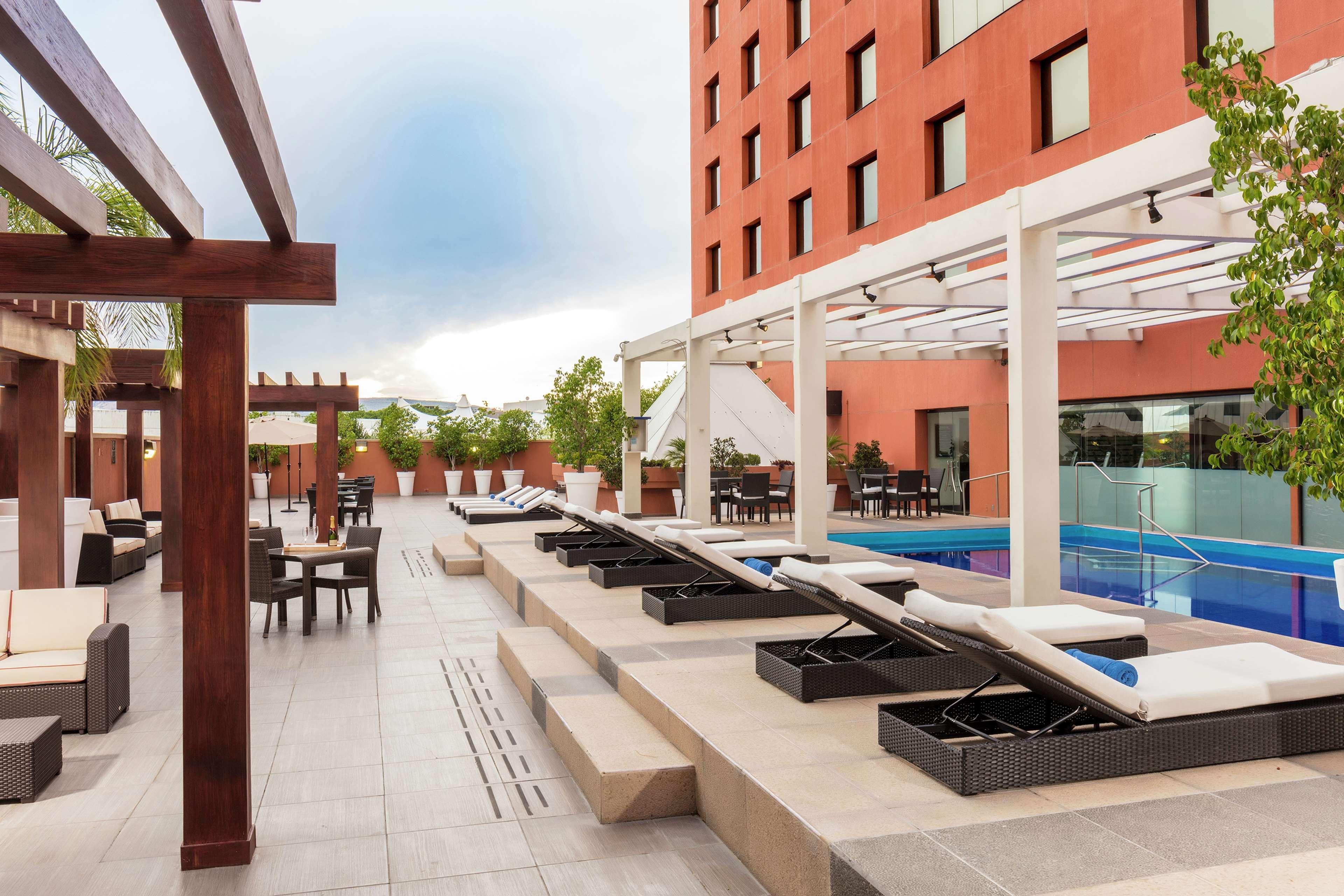 Barcelo Guadalajara Hotel Exterior foto The rooftop pool at the hotel
