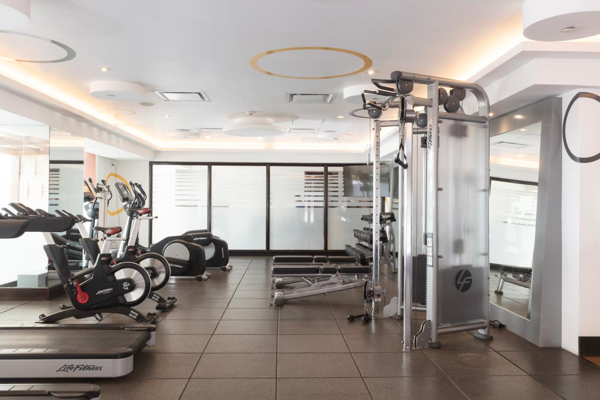Barcelo Guadalajara Hotel Exterior foto The gym at the hotel