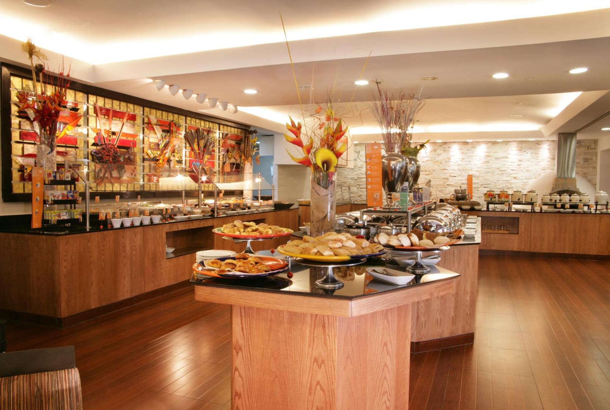 Barcelo Guadalajara Hotel Restaurant foto The buffet at the restaurant