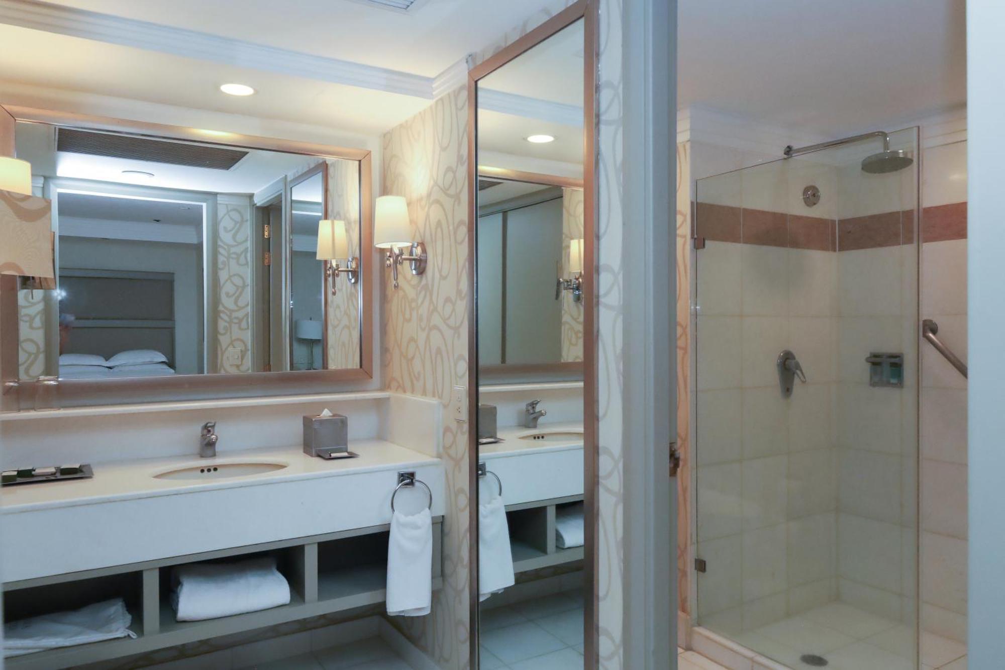 Barcelo Guadalajara Hotel Exterior foto A shower enclosure